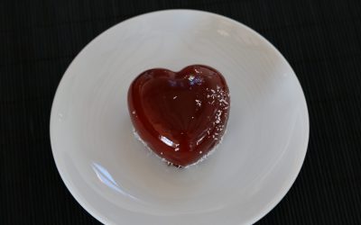 Receta de tarta de corazón de chocolate con glaseado rojo